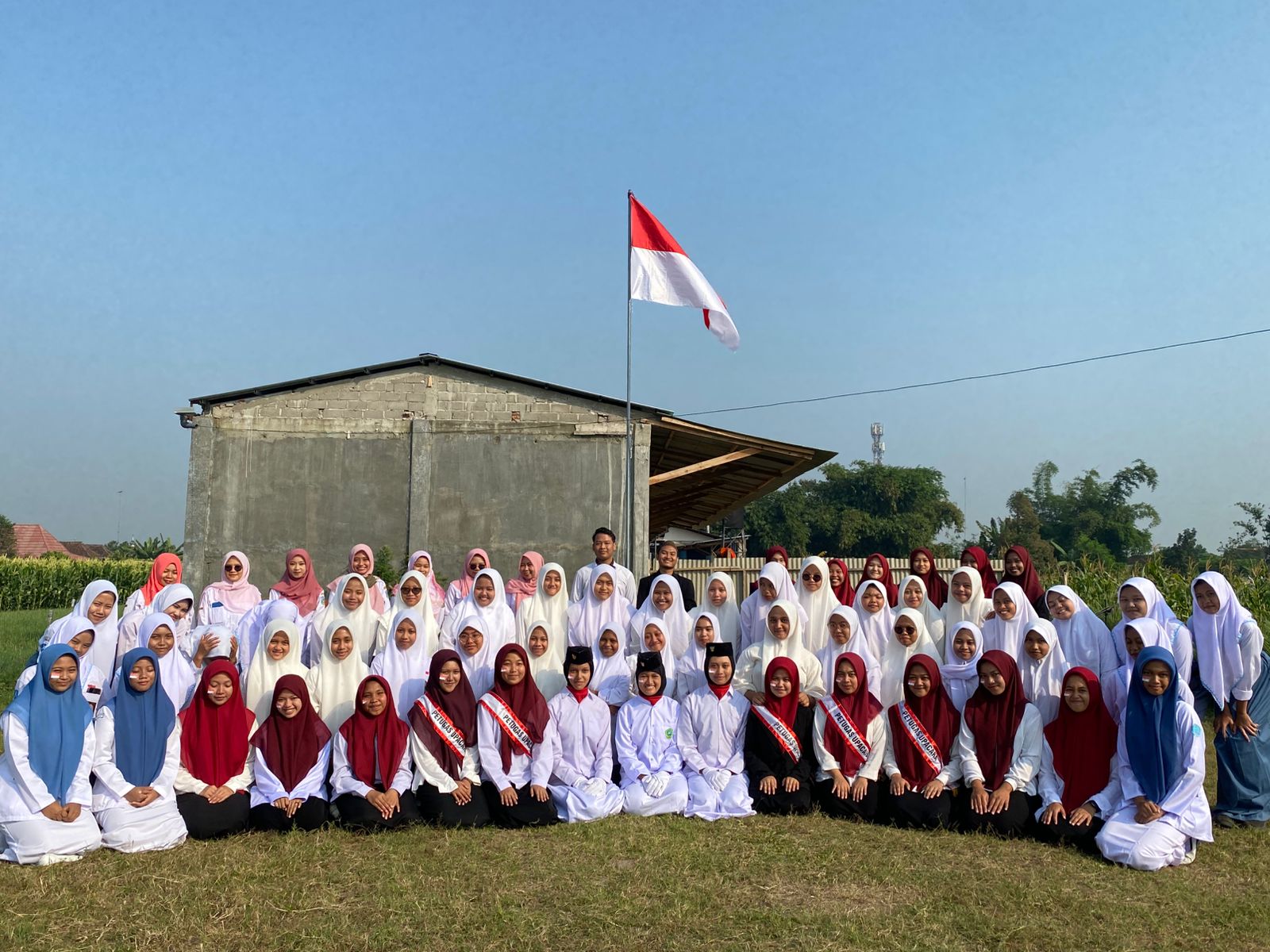 Upacara HUT RI Ke-80 di PPHQ Putri 3 Gebang-Plemahan Kampung Inggris